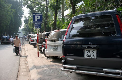 Nằm đối diện Bộ Giao thông Vận tải, phố Trần Bình Trọng - nơi đặt trụ sở một số cơ quan của Bộ Công an - lâu nay cũng bị bãi trông giữ xe chiếm dụng vỉa hè, lòng đường.