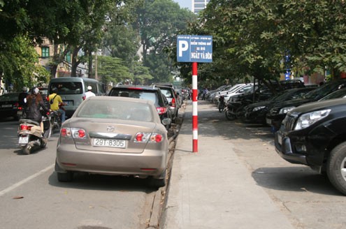 Bãi trông ôtô ngày và đêm trên phố Yết Kiêu thường xuyên gây ùn tắc giao thông ở khu vực đặt trụ sở Bộ Công an. Ảnh: Tiến Dũng.