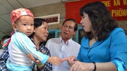 Bộ trưởng Bộ Y tế Nguyễn Thị Kim Tiến (bìa phải) thăm các bệnh nhi đang điều trị bệnh tay chân miệng tại Bệnh viện Đa khoa tỉnh Ninh Thuận - Ảnh: Duy Thanh