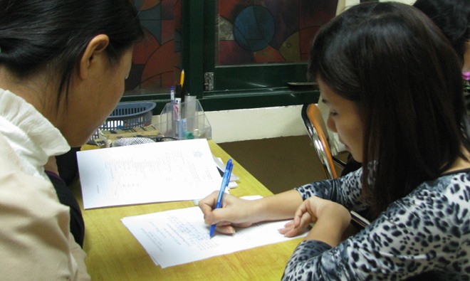 Chị Lê Thị Lý đang cùng các nhân viên Phòng Tham vấn - Trung tâm Phụ nữ & Phát triển, hoàn tất các thủ tục gia nhập Ngôi nhà bình yên