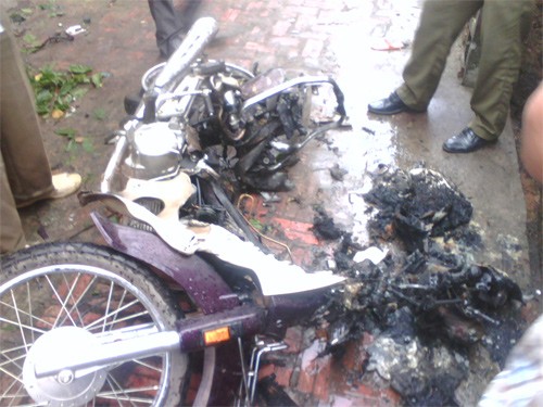 Hình ảnh chiếc xe máy phát nổ bị và bị cháy ở Bắc Ninh được độc giả ghi lại.