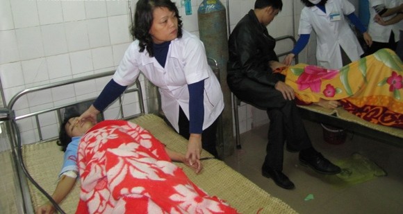 Các bác sỹ đang chăm sóc cho bệnh nhân tại Bệnh viện huyện Nam Đàn