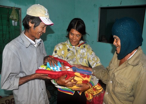 Dân làng đến chia vui cùng gia đình chị Hoái sau sự cố trao nhầm trẻ sơ sinh.