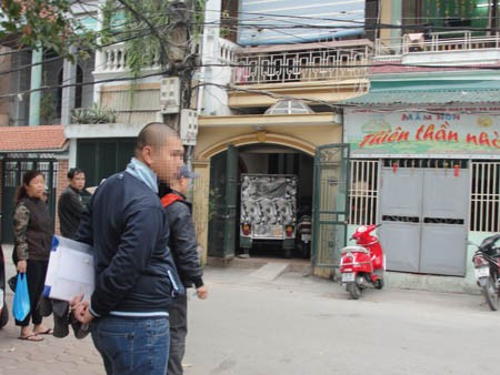 Các đối tượng “đầu gấu” vây ráp, xiết nợ ngôi nhà của anh Lê Việt Bách. ảnh: Dân Việt