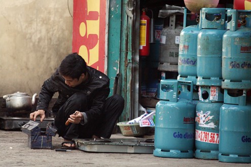 Cửa hàng gas Trang Nhung (Nguyễn Phong Sắc, Cầu Giấy) có không gian chật hẹp, nhiều bình gas được để cả ra đường. Ảnh: Lê Hiếu.