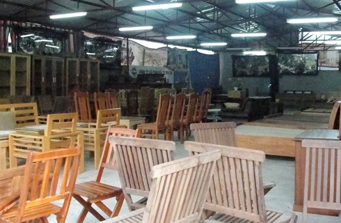 Khu nhà xưởng và trưng bày sản phẩm của cửa hàng vẫn mở cửa với nhiều đồ gỗ bên trong.