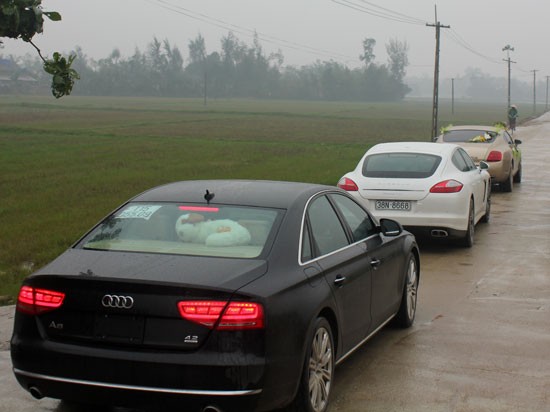 Ra khỏi đường làng, đến con đường mới làm của huyện Lộc Hà xuất hiện thêm những chiếc siêu xe Bentley Mulsanne; Bentley Continental Flying Spur, Mercedes S550, Audi Q7, Audi Q5, Lexus LS 460L, BMW X6…