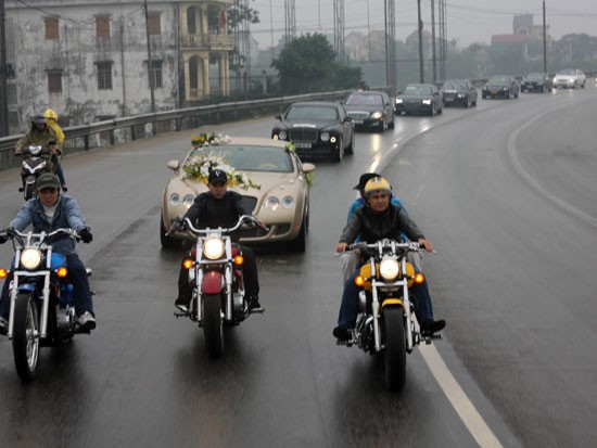 Gần đến cầu Bến Thủy có 3 chiếc Moto khủng chạy song song phía trước dẫn đoàn xe dâu.