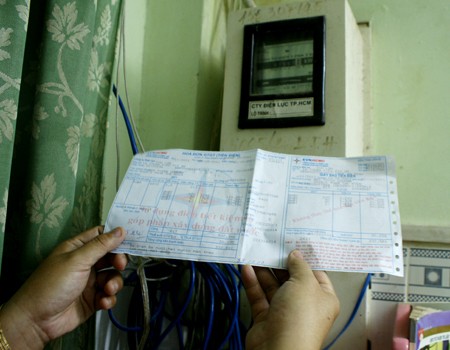 Vài chục nghìn cho một hóa đơn tiền điện mỗi tháng là không nhiều nhưng đủ khiến người nghèo thêm lo. Ảnh: Trung Hào