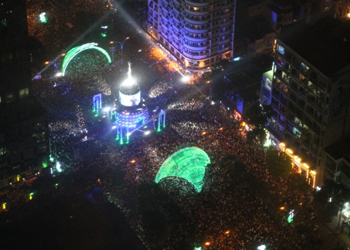 Đường Nguyễn Huệ nhìn từ tầng cao tòa nhà Bitexco lung linh nhiều sắc màu và đông kín người vào giây phút chào đón năm mới 2012.