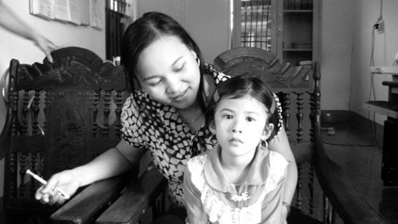 Cháu Ngọc và cô giáo Nguyễn Thị Tiếp - phó hiệu trưởng nhà trường