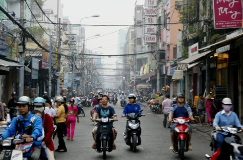 Sương mù mờ mờ giăng trên nhiều con phố, cảnh tượng khá lạ mắt với người Sài Gòn. Ảnh chụp tại đường Trần Hưng Đạo B quận 5.