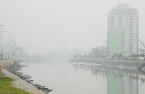 Dòng kênh ven đại lộ Võ Văn Kiệt đoạn quận 6 mịt mờ sương.