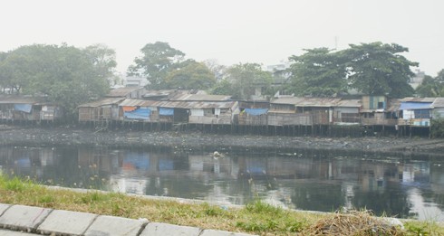 Xóm nhà ven sông thuộc phường 1 quận 8 mờ mờ trong sương.