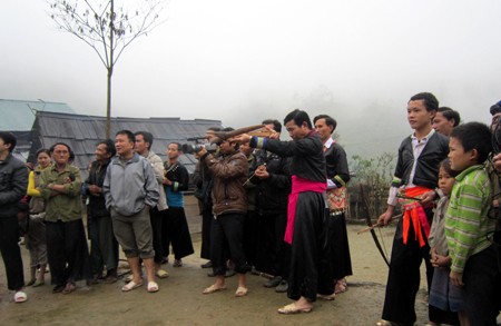Cô gái Mông trên tay chiếc ô màu mè đón đoàn