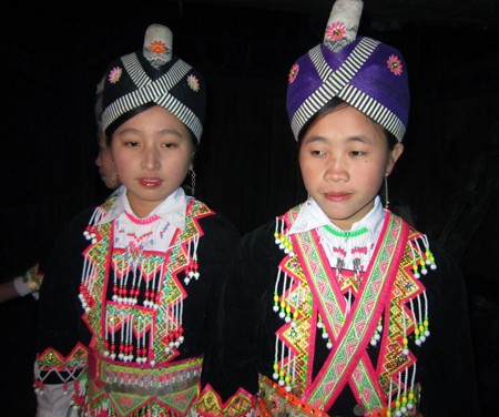 Hai cô gái Mông trong đêm Piêng Cọoc hát mùa mừng mùa xuân đến