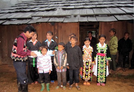 Nhân dịp Tết cổ truyền, ông Vi Tân Hợi - Phó chủ tịch UBND huyện, kiêm Chủ tịch Hội khuyến học huyện Tương Dương tặng quà Khuyến học đến các em học sinh người Mông ở xã Mai Sơn.