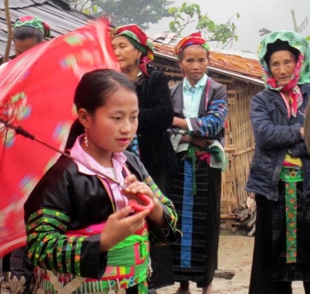 Những mà hát múa, xoay ô, biểu diễn khèn Mông chào mùa xuân đến với bản làng
