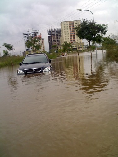 Hình ảnh khó quên của Lexus RX trong trận mưa cuối 2008 ở Hà Nội.