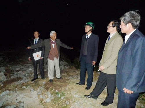 Đoàn giám sát kiểm tra hiện trường ngôi nhà ông Đoàn Văn Vươn bị san phẳng (ông Nguyên đứng thứ 2 từ phải qua) (ảnh: NLĐ)