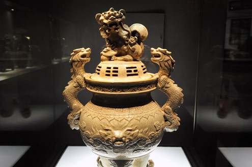 Đỉnh gốm men rạn trang trí rồng và nghê, triều Lê Trung Hưng, niên hiệu Vĩnh Hựu năm thứ 2 (1736).