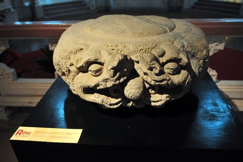 Bệ kê chân cột trang trí "Lưỡng long tranh châu" (Cặp rồng chầu ngọc) bằng đá, triều Lý, thế kỷ 11-13