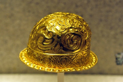 Rồng ngự trên chụp tóc Hoàng hậu bằng vàng. (Văn hóa Chămpa thế kỷ 17-18).