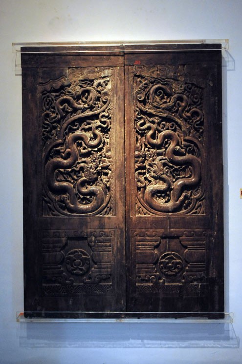 Rồng ngự trên cánh cửa gỗ triều Trần (thế kỷ 13-14), lấy từ chùa Phổ Minh, Tức Mặc (Nam Định).