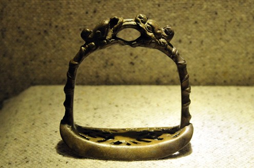Rồng trên bàn đạp yên ngựa bằng đồng, triều Lê Trung Hưng thế kỷ 17-18.