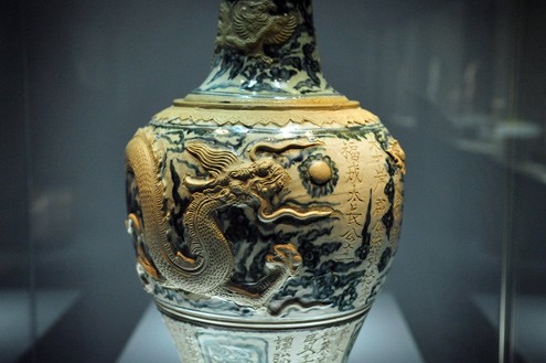Hình rồng đắp nổi trên chân đèn gốm Hoa Lam, từ triều Mạc (1580) tại Cẩm Giàng (Hải Dương).