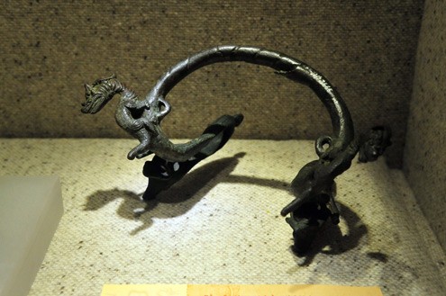 Đầu võng trang trí rồng thú Makara và rắn Naga, văn hóa Chămpa thế kỷ 17-18.