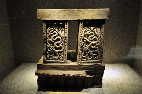 Rồng trên đố cửa bằng đá triều Lý (1057) tại chùa Phật Tích, Tiên Du (Bắc Ninh).