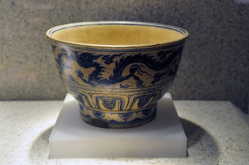 Rồng trên bát gốm hoa lam, triều Lê Sơ, Mạc, thế kỷ 15-16, tại Hội An, (Quảng Nam).