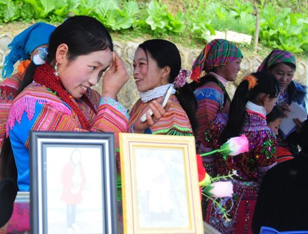 Chuẩn bị đi hội: Theo ông Giàng Seo Cấu, Phó chủ tịch UBND huyện Bắc Hà, Lễ hội Gầu Tào là nét đặc trưng văn hoá của người dân tộc Mông. Đây là lễ hội cầu phúc, cầu an đầu xuân mới.