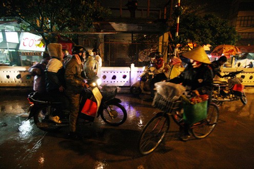 Để kịp lên Hương Tích đúng giờ khai mạc, nhiều gia đình ở Hà Nội và các tỉnh lân cận phải đi từ 2-3h sáng...