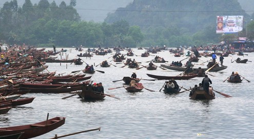 Ngay từ sáng sớm, suối Yến dẫn lên chùa Hương đông nghịt đò, thuyền đưa người đi chơi lễ hội.