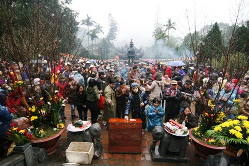 Trời mưa rét nhưng vẫn có hàng chục nghìn người dân khắp nơi đổ về chùa Hương vào sáng nay.