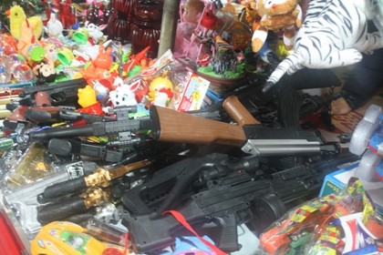 Nhan nhản súng bắn đạn nhựa được bày bán tại khu lễ hội.
