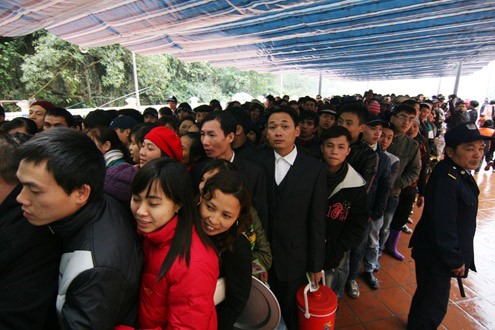 Tại nhà chờ, đoàn người đứng đợi cả giờ đồng hồ mới tới lượt mua vé.