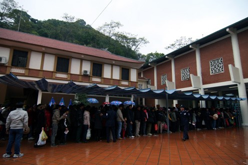 Khu vực nhà chờ cáp treo đi thăm các khu di tích chùa Hương quá tải trong ngày đầu khai hội. Hàng trăm người phải xếp hàng trong khu vực chờ cả tiếng đồng hồ để mua được vé.