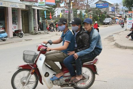 Trai làng "kẹp 3" đánh võng không cần mũ bảo hiểm. Những thanh thiếu niên chưa đủ tuổi đi xe máy, kẹp 3, kẹp 4, không đội mũ bảo hiểm chạy như bay trên đường du xuân là hình ảnh thường thấy trong dịp Tết vừa qua tại Quảng Nam