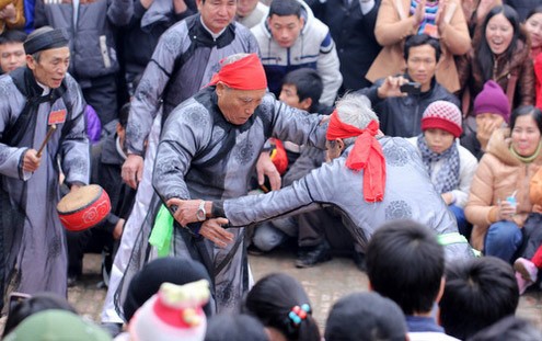 Ngày hội còn có các lão đô vật trên 80 tuổi với các bài biểu diễn vật thể hiện sự rèn luyện của quân và dân.