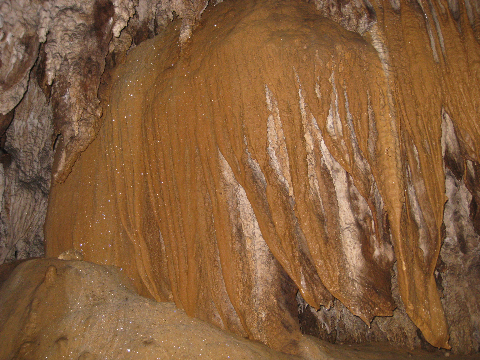 Khối thạch nhũ có hình giống con voi phát sáng ở động Tiên Sơn, Lai Châu.