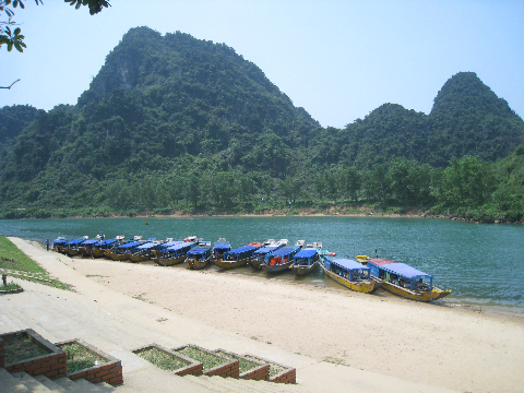 Bến đò sông Son đưa khách đi tham quan động Phong Nha.
