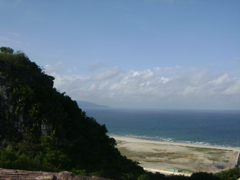 Biển Đà Nẵng nhìn từ núi Ngũ Hành Sơn.