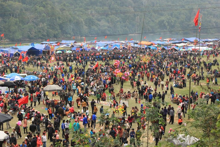 Hàng ngàn người dân có mặt tại lễ hội xuân. Lễ hội thu hút hàng vạn người dân các dân tộc thuộc tỉnh Bắc Cạn và du khách thập phương