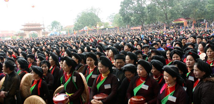Hội Lim năm nay có đến gần 3000 người tham gia mặc trang phục quan họ và cùng hát để xác lập kỷ lục Việt Nam. Trong đó có các liền chị “nhí” với giọng hát mộc mạc cùng tham gia.