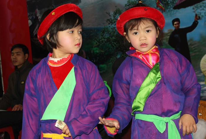 Cặp liền chị song sinh 3 tuổi Đinh Thị Mai Chi và Đinh Thị Phương Thảo đến từ đoàn Chi Phương làm du khách đắm say với những làn điệu quan họ mượt mà.