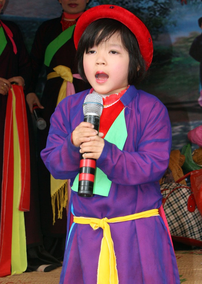 Đặc biệt, liền chị “nhí” Mai Chi có thể phục vụ du khách đến Hội Lim với 30 bài hát quan họ Kinh Bắc
