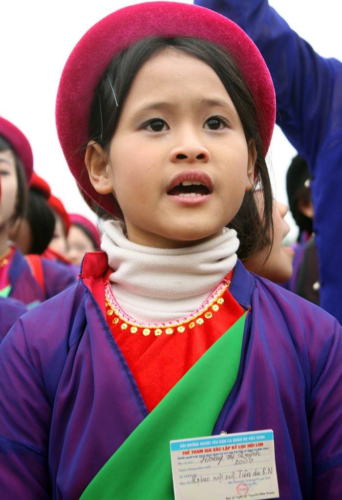 Liền chị “nhí” Hoàng Thị Quỳnh, 12 tuổi, đang hòa mình với gần 3000 liền anh, liền chị để xác lập kỷ lục.
